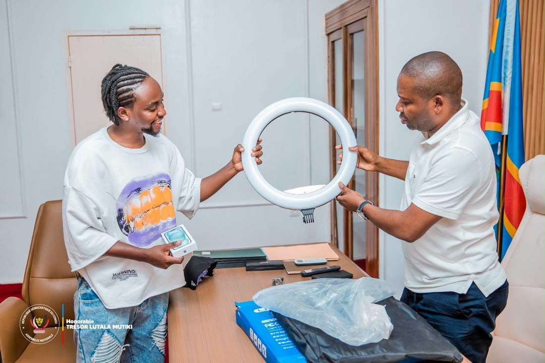Kinshasa: L’honorable Trésor Mutiki renforce son soutien à l’humoriste Fido DRC avec un iPhone 15 et un ring light