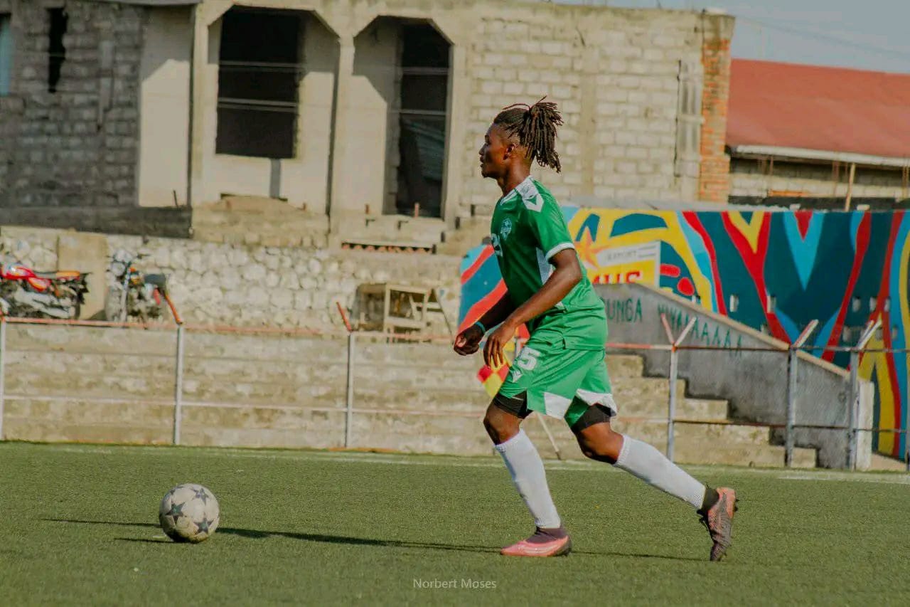 Football: Destin Buzake, Le roc du milieu di terrain qui marque et qui casse